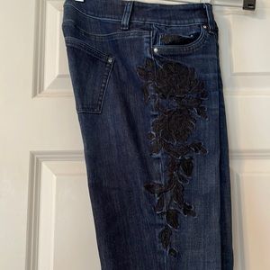 WHITE HOUSE BLACK MARKET floral embroidered jeans. Size 0R. VERY GOOD CONDITION